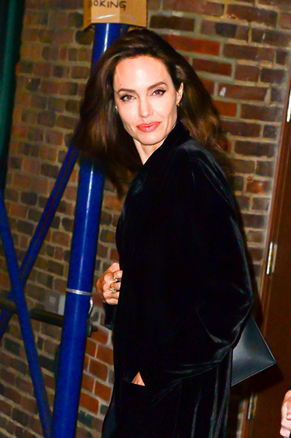 Анджелина Джоли в плюшевом пальто очаровала всех своей непосредственностью. Фото