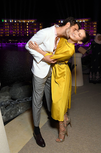 Белла Хадид в желтом платье Fendi страстно обнималась с незнакомцем на рауте в Дубае! Фото