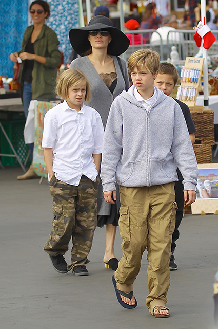 Анджелина Джоли в черных кружевах отвела своих детей на блошиный рынок. Фото