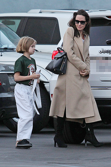 Анджелина Джоли в лаконичном пальто превратилась из голливудской дивы в обычную маму. Фото