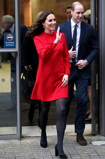 Беременная Кейт Миддлтон обескуражила модным образом с красным мини-платьем! Фото