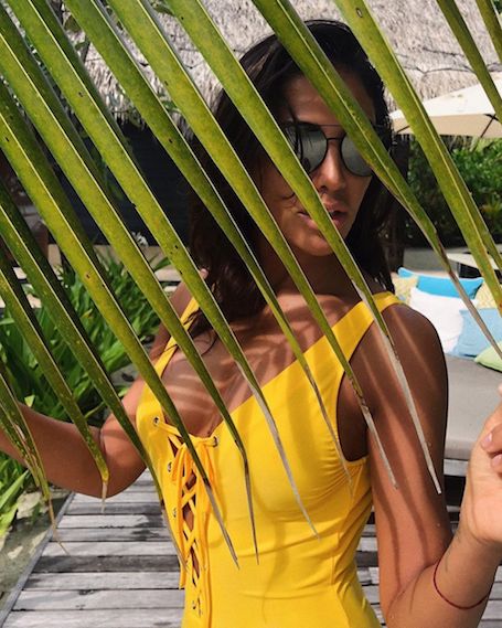 Дива на Мальдивах: Санта Димопулос соблазняет фигурой в ярких бикини! Фото