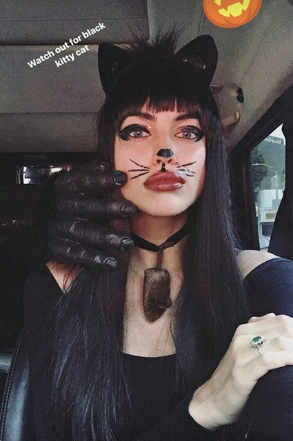 Ирина Шейк примерила образ сексуальной кошечки для Хеллоуина 2017. Фото