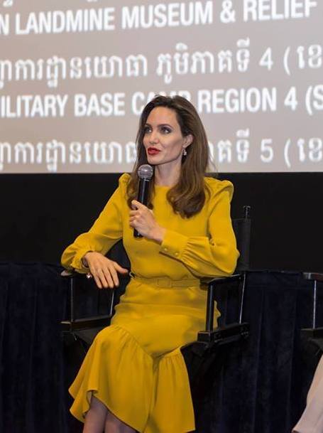 Анджелина Джоли в желтом платье с рюшами получила награду за свой фильм. Фото