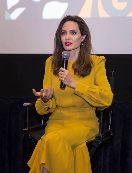 Анджелина Джоли в желтом платье с рюшами получила награду за свой фильм. Фото