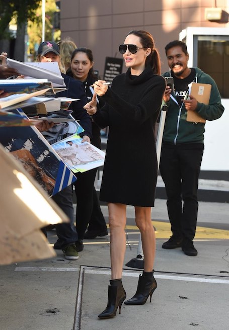 Анджелина Джоли похвасталась длинными ножками в сексуальном мини-платье. Фото