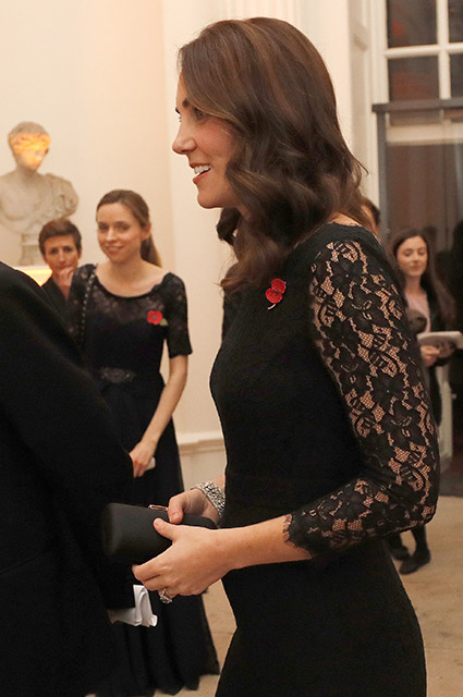 Беременная Кейт Миддлтон в черном кружевном платье подчеркнула свой живот. Фото
