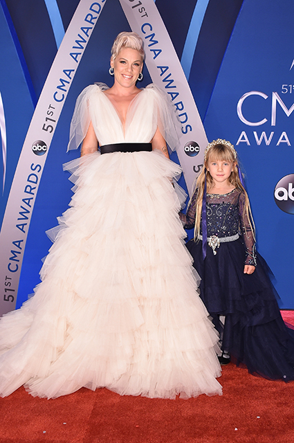 Pink вывела в свет свою дочь Уиллоу: две красотки произвели фурор на CMAA! Фото