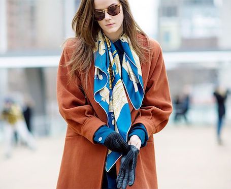 Яркий акцент: 15 способов носить шелковый платок в этом сезоне. Фото
