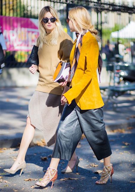 Яркий акцент: 15 способов носить шелковый платок в этом сезоне. Фото