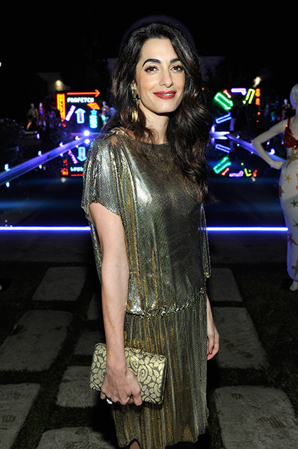 Амаль Клуни в сверкающем мини-платье блистала на вечеринке в Лос-Анджелесе. Фото