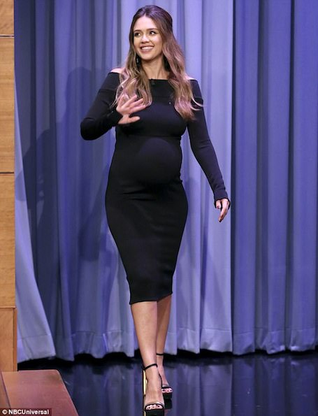 Беременная Джессика Альба показала большой живот в маленьком черном платье. Фото