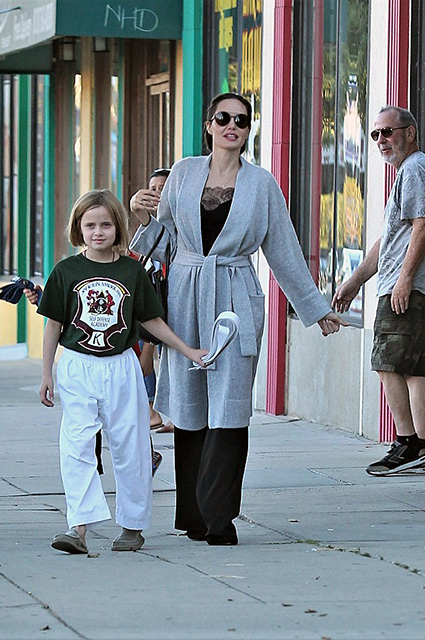 Анджелина Джоли с младшей дочерью Вивьен пленили всех на совместной прогулке. Фото