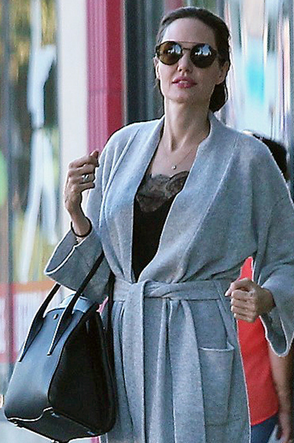Анджелина Джоли с младшей дочерью Вивьен пленили всех на совместной прогулке. Фото