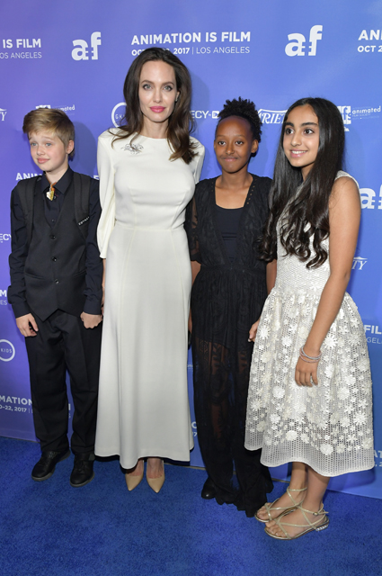 Анджелина Джоли в платье Ulyana Sergeenko вывела в свет старших дочерей. Фото