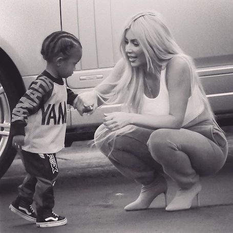 Ким Кардашьян наняла для двухлетнего сына особенного стилиста. Фото