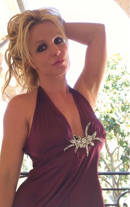 Бритни Спирс оскандалилась: звезду осудили за немодное платье и потекший макияж. Фото
