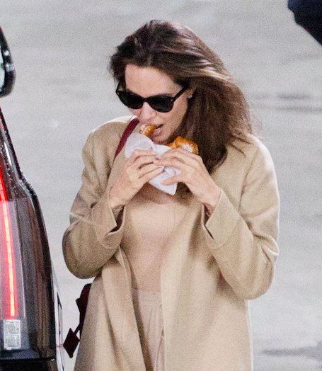 Борьба с анорексией: Анджелину Джоли впервые за долгое время застукали за едой. Фото