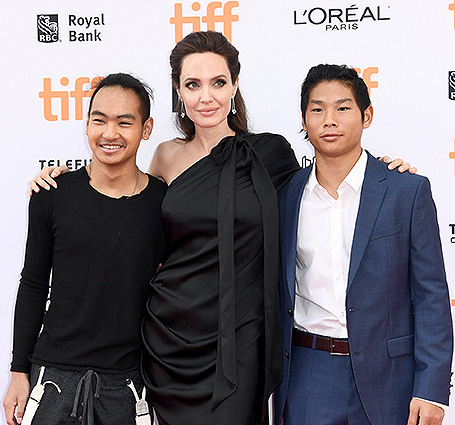 Анджелина Джоли в дерзком платье с асимметрией представила свой фильм в Торонто. Фото