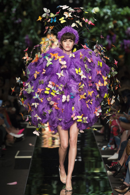 Неделя моды в Милане: цветы и гранж на показе Moschino. Фото