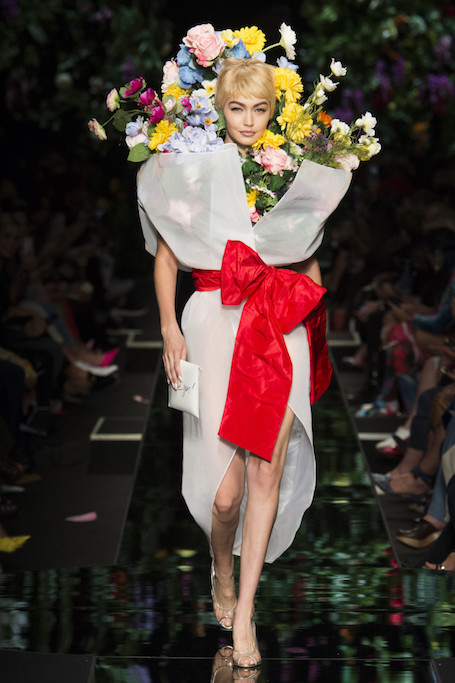 Неделя моды в Милане: цветы и гранж на показе Moschino. Фото