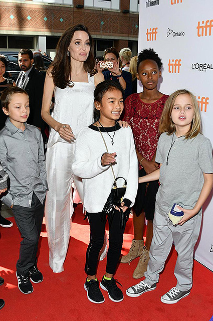 Анджелина Джоли с детьми вызвала ажиотаж на кинофестивале в Торонто. Фото