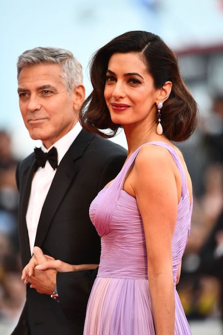 Фурор в Венеции: Джордж и Амаль Клуни в шикарном платье Versace посетили фестиваль. Фото