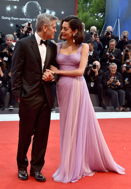 Фурор в Венеции: Джордж и Амаль Клуни в шикарном платье Versace посетили фестиваль. Фото
