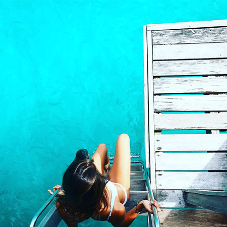 Рай на Бора-Бора: Алессандра Амбросио в бикини похвасталась фигурой. Фото