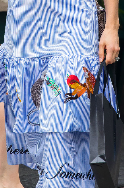 Джессика Бил представила шикарный модный образ с полосатой миди-юбкой! Фото