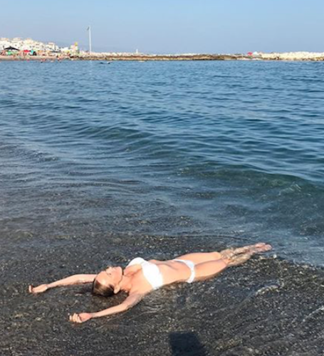 38-летняя Альбина Джанабаева в белом бикини наслаждается морским отдыхом. Фото