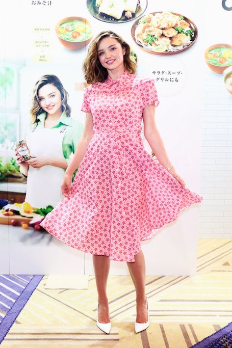 Розовый принт и звезды: Миранда Керр пленяет нежным платьем в стиле ретро. Фото
