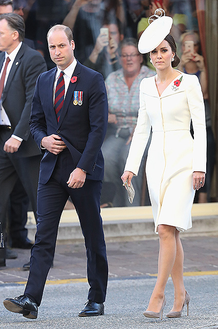 Кейт Миддлтон для Бельгии выбрала строгое белоснежное пальто Alexander McQueen. Фото