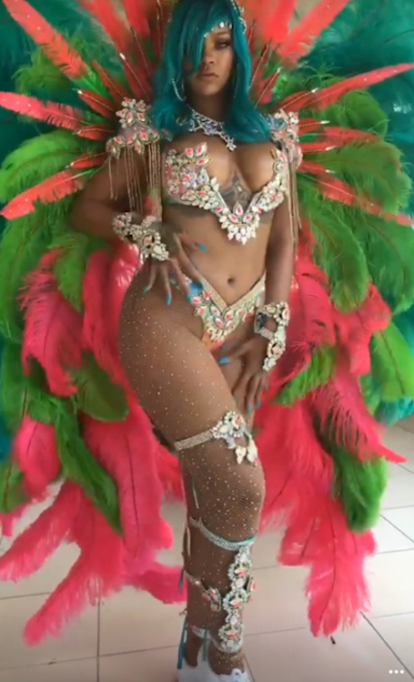 Располневшая Рианна осмелилась надеть откровенный наряд для шоу на Барбадосе. Фото