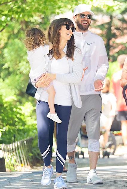 Идеальная семья: Тимберлейк и Бил гуляли по Нью-Йорку с красавцем-сыном. Фото