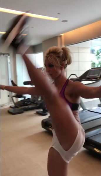 Бритни Спирс в микро-шортах и бюстье показала, как нужно тренироваться! Фото