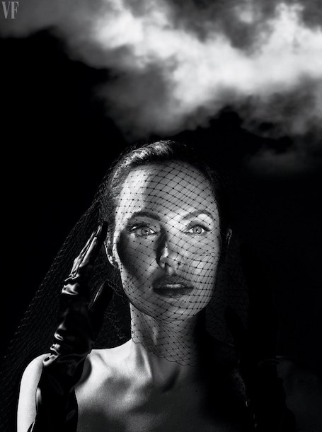 Анджелина Джоли в шикарных нарядах и смелых образах для фотосета Vanity Fair. Фото