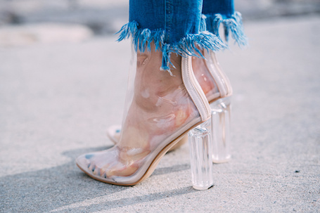 Тренд для холодного лета: прозрачная обувь из плексигласа. Фото