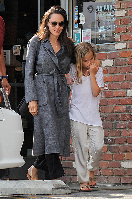 Анджелина Джоли и ее три дочери устроили себе день шопинга в Лос-Анджелесе! Фото
