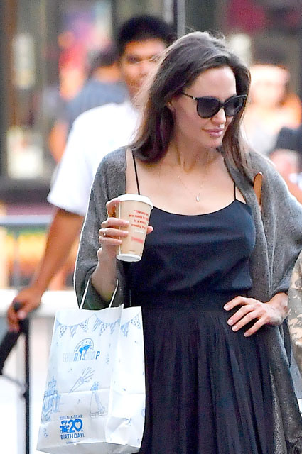 Анджелина Джоли и ее три дочери устроили себе день шопинга в Лос-Анджелесе! Фото