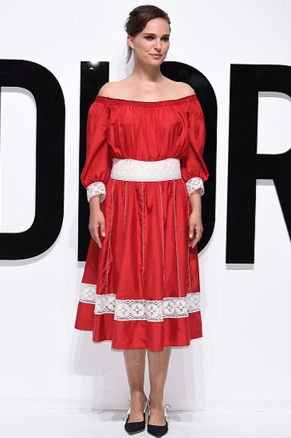 Непревзойденная красота: Натали Портман в алом шелковом платье Dior с кружевом! Фото