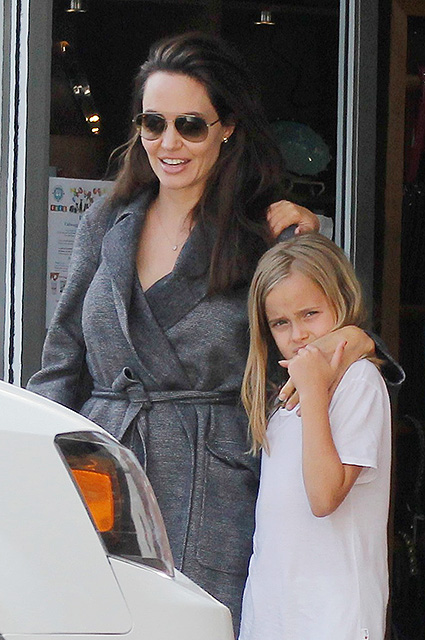 Одинока и счастлива: Анджелина Джоли проводит все время с детьми. Фото