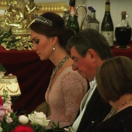 Нежная принцесса: Кейт Миддлтон в розовом платье из кружев от Marchesa. Фото