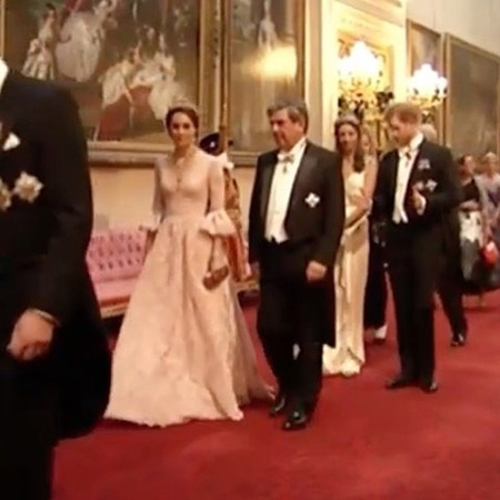 Нежная принцесса: Кейт Миддлтон в розовом платье из кружев от Marchesa. Фото