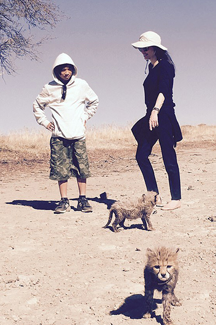 Анджелина Джоли с дочерью Шайло приехали на открытие заповедника в Намибии! Фото