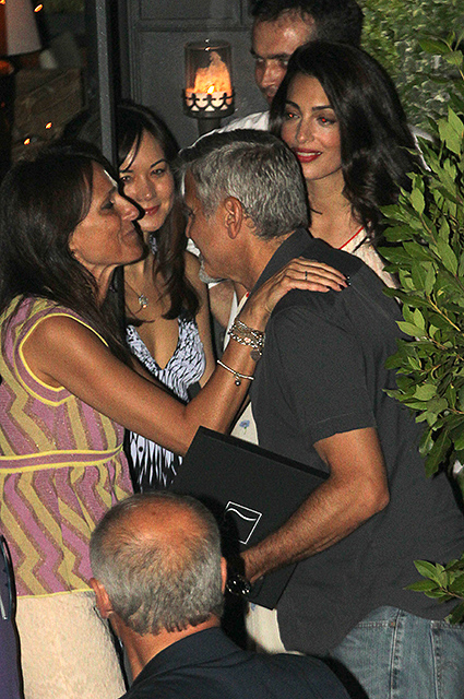 Родители двойняшек Амаль и Джордж Клуни впервые вырвались в ресторан! Фото