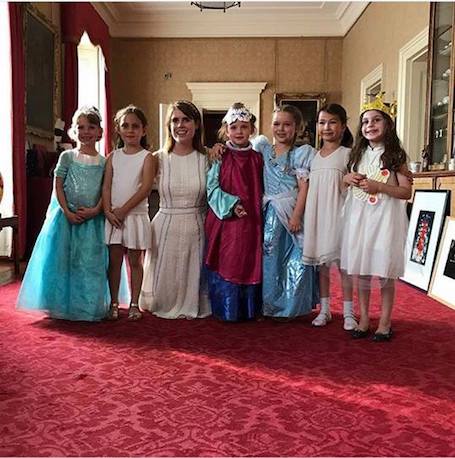 Праздник в Букингемском дворце: как Харпер Бекхэм отметила день рождения. Фото