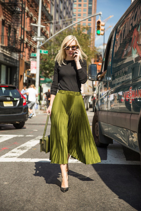Модная длина сезона: как правильно носить миди-юбки этим летом? Фото