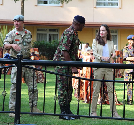Анджелина Джоли вернулась: звезда прибыла в Нейроби в костюме песочного цвета. Фото