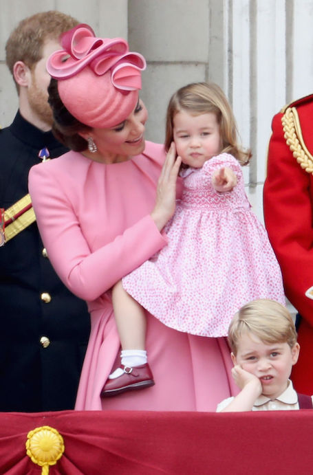 Кейт Миддлтон с дочерью Шарлоттой надели роскошные платья в розовом цвете. Фото